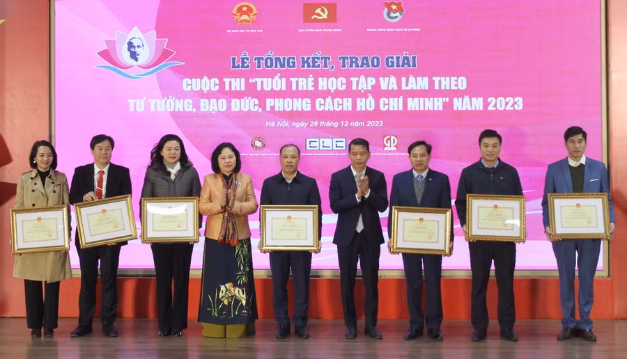 Ban tổ chức trao bằng khen cho các Sở GD&amp;ĐT có thành tích xuất sắc.