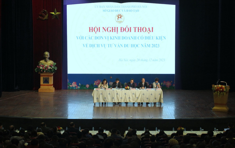 Lãnh đạo Sở GD&ĐT Hà Nội đối thoại với các đơn vị kinh doanh dịch vụ tư vấn du học. Lãnh đạo Sở GD&ĐT Hà Nội đối thoại với các đơn vị kinh doanh dịch vụ tư vấn du học.