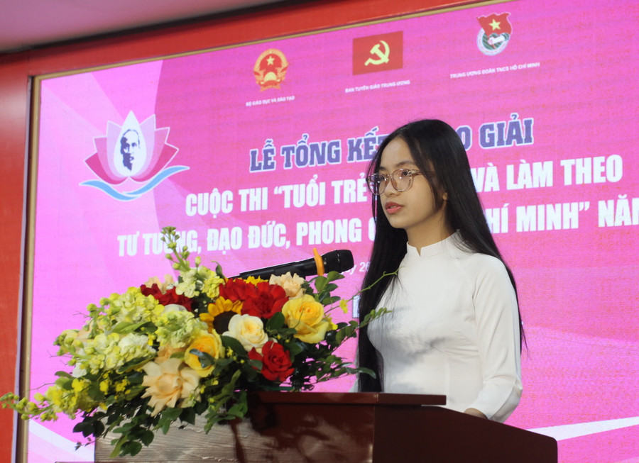 Em Vũ Thị Ngọc Ánh, học sinh lớp 12A Trường THPT Bình Minh (tỉnh Ninh Bình) chia sẻ cảm xúc tại lễ trao giải. Em Vũ Thị Ngọc Ánh, học sinh lớp 12A Trường THPT Bình Minh (tỉnh Ninh Bình) chia sẻ cảm xúc tại lễ trao giải.