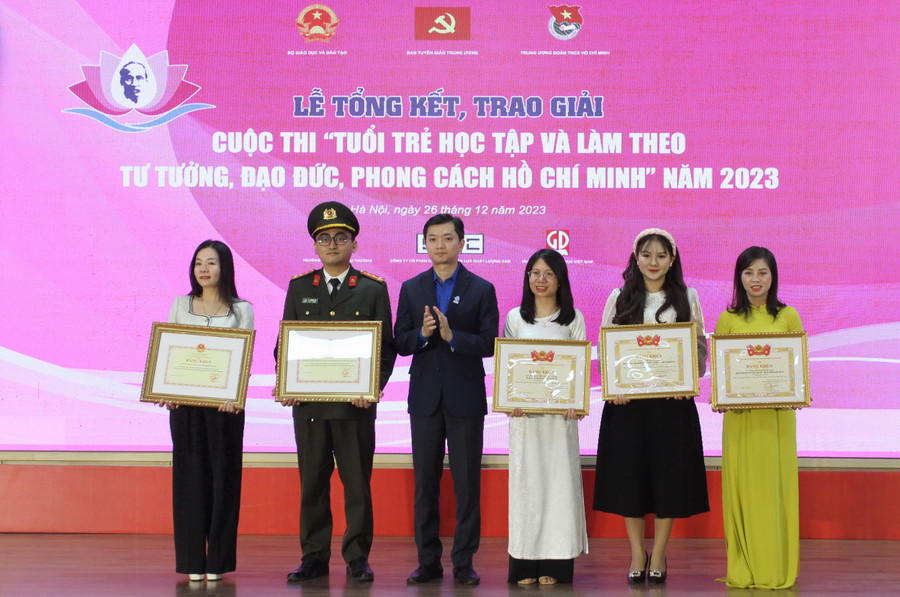 Ban tổ chức trao giải Nhì cho các thí sinh. Ban tổ chức trao giải Nhì cho các thí sinh.