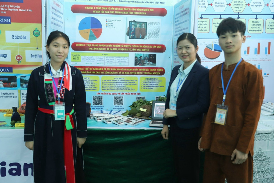 Cô Thuận và học trò tại cuộc thi Khoa học kỹ thuật dành cho học sinh trung học cấp tỉnh.