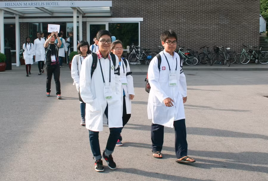 Các thí sinh Việt Nam dự thi tại Đan Mạch