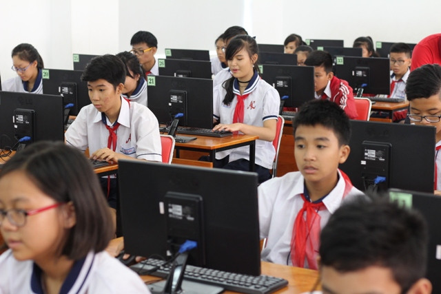 Các em học sinh trường THCS Âu Lạc (Q.Tân Bình, TPHCM) tham gia thi trực tuyến tuần đầu tiên