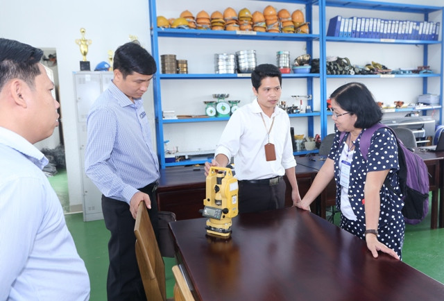 Thành viên đoàn đánh giá ngoài tiến hành khảo sát, đánh giá tại trường Thành viên đoàn đánh giá ngoài tiến hành khảo sát, đánh giá tại trường