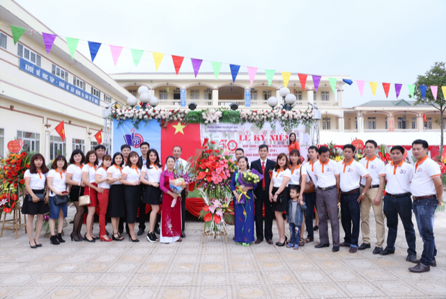 Hoa hậu Đàm Hương Thủy cùng bạn bè tặng hoa chúc mừng Trường THCS Phúc Lâm tròn 50 tuổi
