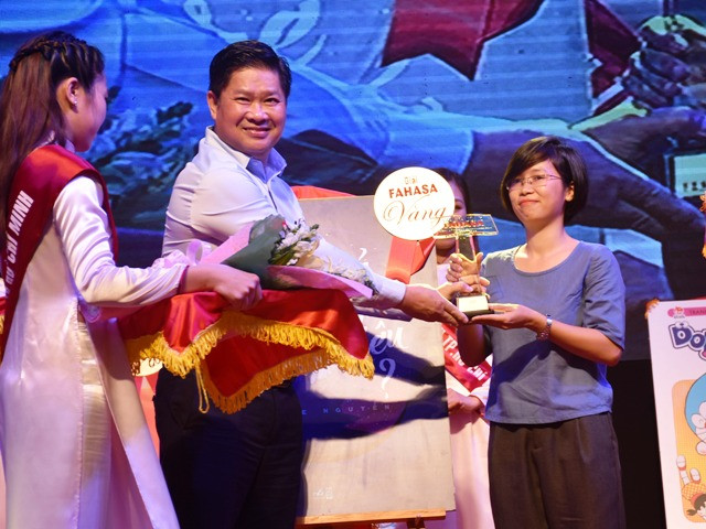 Ông Phạm Minh Thuận - Tổng Giám đốc FAHASA trao giải Vàng cho tác giả Rosie Nguyễn Ông Phạm Minh Thuận - Tổng Giám đốc FAHASA trao giải Vàng cho tác giả Rosie Nguyễn