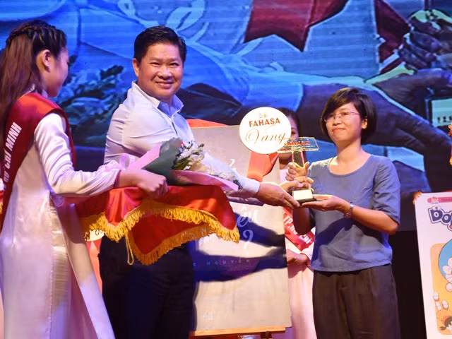 Ông Phạm Minh Thuận - Tổng Giám đốc FAHASA trao giải Vàng cho tác giả Rosie Nguyễn