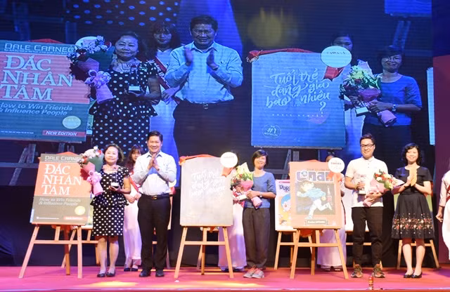 Ban Tổ chức trao Giải FAHASA Vàng và Bạc cho các tác giả