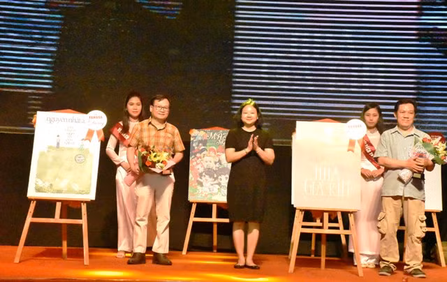 Ban Tổ chức trao Giải Đồng cho tác giả Nguyễn Nhật Ánh và dịch giả: Lê Chu Cầu