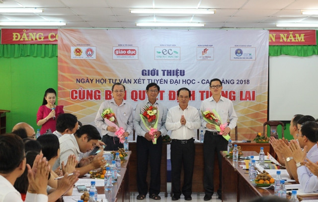 Ông Nguyễn Thanh Tú tặng hoa cho các đơn vị đồng hành cùng chương trình