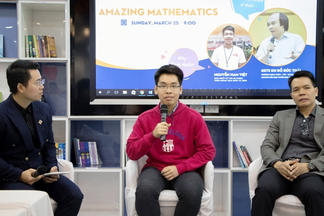 Nguyễn Nam Việt (giữa) say sưa chia sẻ về niềm đam mê toán học cũng như kinh nghiệm học tiếng Anh hiệu quả