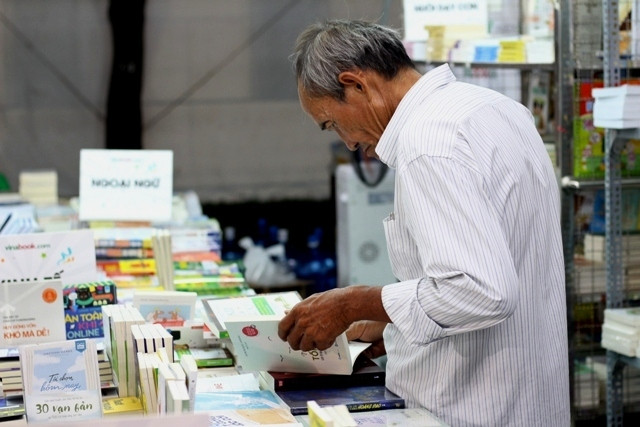 Ông Huỳnh Minh Phụng, 63 tuổi, đạp xe từ Bình Dương đến tham quan hội sách