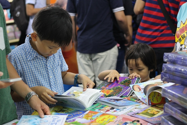 Nhiều bạn nhỏ theo chân bố mẹ tham quan và mua sách ở hội sách TPHCM lần X năm 2018