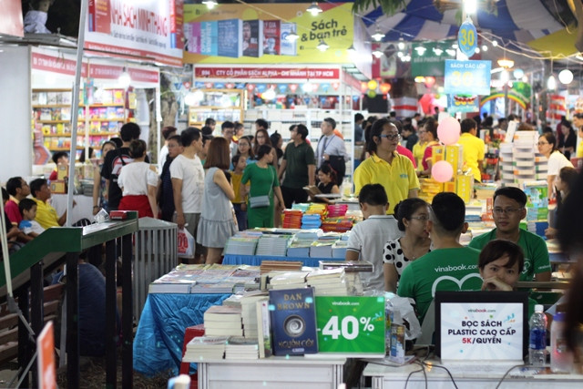 Đông đảo bạn đọc tham quan ngay trong ngày khai mạc