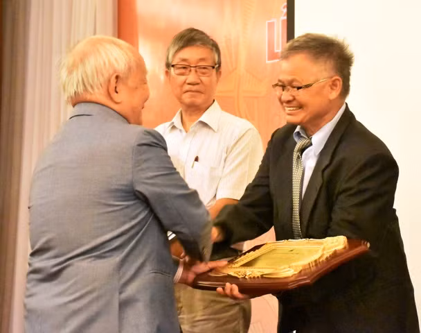 Ông Đặng văn Châm (phải) - đại diện nhóm Nhất Nghệ Tinh nhận giải thưởng