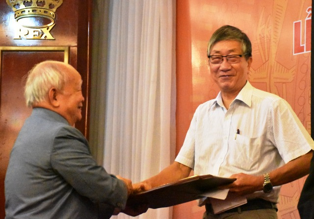 Dịch giả Nguyễn Tùng (phải) nhận giải thưởng Dịch giả Nguyễn Tùng (phải) nhận giải thưởng