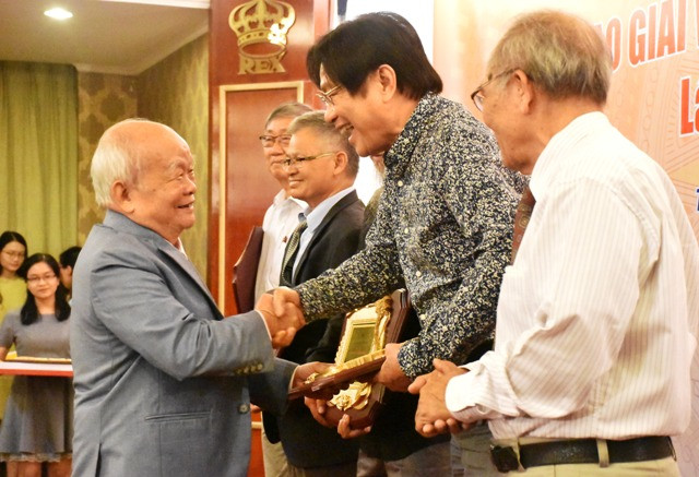 Nhà văn Nguyên Ngọc trao giải thưởng cho nhạc sĩ Dương Thụ. “Nét đặc sắc của Dương Thụ trong sáng tác cũng như ở con người và hoạt động xã hội của ông là sự kết hợp nhuần nhuyễn giữa tính giản dị, nhẹ nhõm, gần gũi đời sống và văn hóa dân gian, với xu hướng tinh hoa, bài bản, sang trọng, thậm chí vươn tới hàn lâm...” - nhà văn Nguyên Ngọc Nhà văn Nguyên Ngọc trao giải thưởng cho nhạc sĩ Dương Thụ. “Nét đặc sắc của Dương Thụ trong sáng tác cũng như ở con người và hoạt động xã hội của ông là sự kết hợp nhuần nhuyễn giữa tính giản dị, nhẹ nhõm, gần gũi đời sống và văn hóa dân gian, với xu hướng tinh hoa, bài bản, sang trọng, thậm chí vươn tới hàn lâm...” - nhà văn Nguyên Ngọc