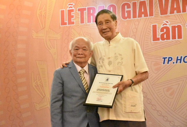 Nhạc sĩ Phạm Tuyên (phải - con nhà văn hóa Phạm Quỳnh) thay mặt gia đình nhận tôn vinh Danh nhân Văn hóa Việt Nam thời hiện đại cho cha Nhạc sĩ Phạm Tuyên (phải - con nhà văn hóa Phạm Quỳnh) thay mặt gia đình nhận tôn vinh Danh nhân Văn hóa Việt Nam thời hiện đại cho cha