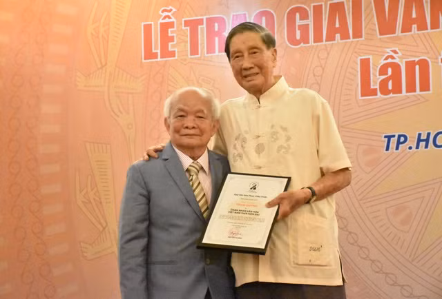 Nhạc sĩ Phạm Tuyên (phải - con nhà văn hóa Phạm Quỳnh) thay mặt gia đình nhận tôn vinh Danh nhân Văn hóa Việt Nam thời hiện đại cho cha