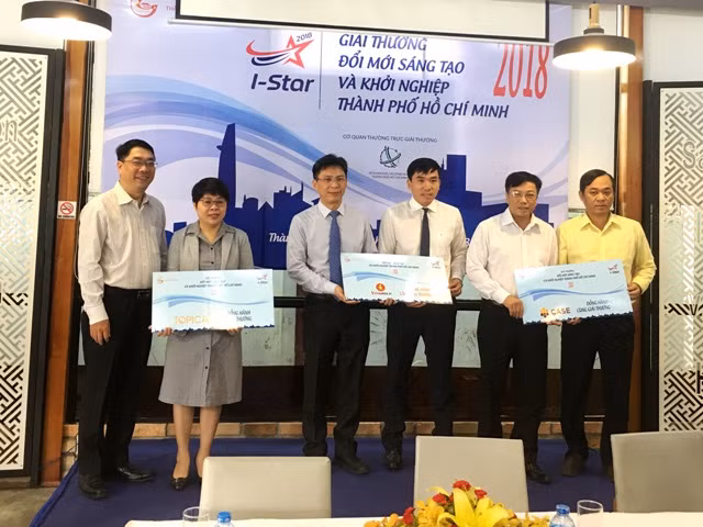 Ban tổ chức nhận biểu trưng từ các nhà tài trợ đồng hành cùng chương trình