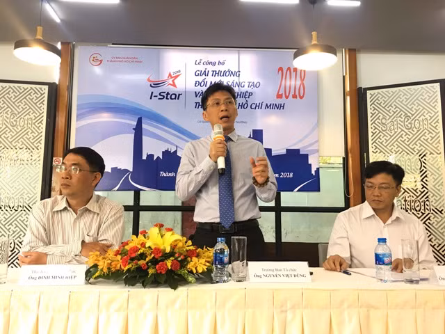 Ông Nguyễn Việt Dũng (giữa) - Giám đốc Sở KH&CN TPHCM giải đáp các câu hỏi của khách mời tham gia sự kiện