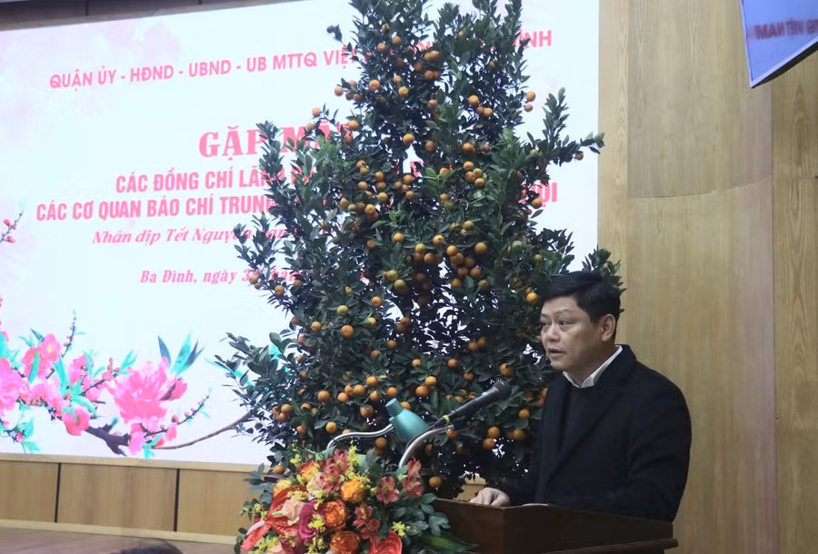 Chủ tịch UBND quận Ba Đình - Tạ Nam Chiến phát biểu tại buổi gặp mặt.