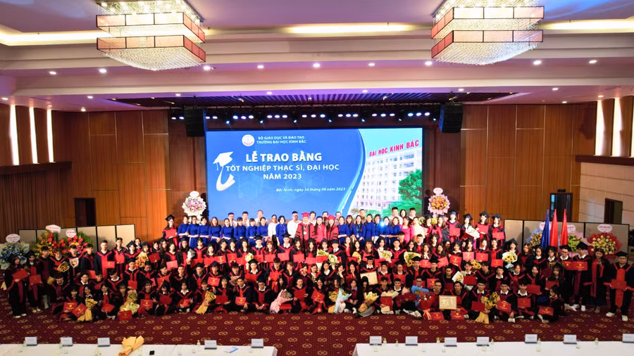 Ban giám hiệu, thầy cô chụp ảnh lưu niệm cùng 271 tân cử nhân và 18 tân thạc sĩ.