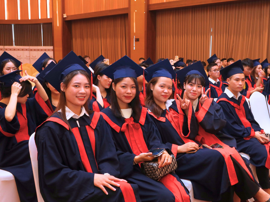 Tân cử nhân hân hoan trong ngày nhận bằng tốt nghiệp.