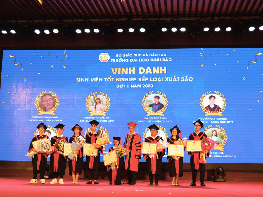 PGS.TS Nguyễn Văn Hòa - Hiệu trưởng Trường Đại học Kinh Bắc trao khen thưởng cho 8 sinh viên tốt nghiệp loại xuất sắc đợt 1 năm 2023.