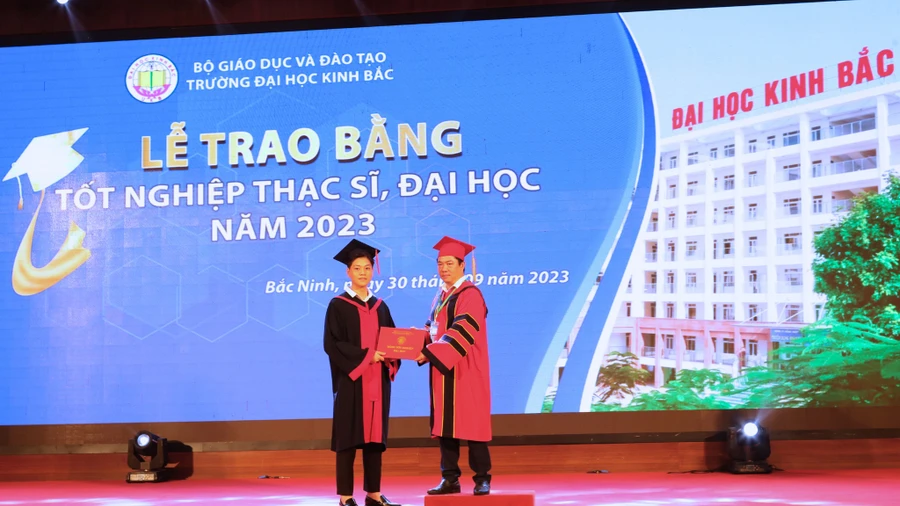 Trao bằng tốt nghiệp cho tân cử nhân.