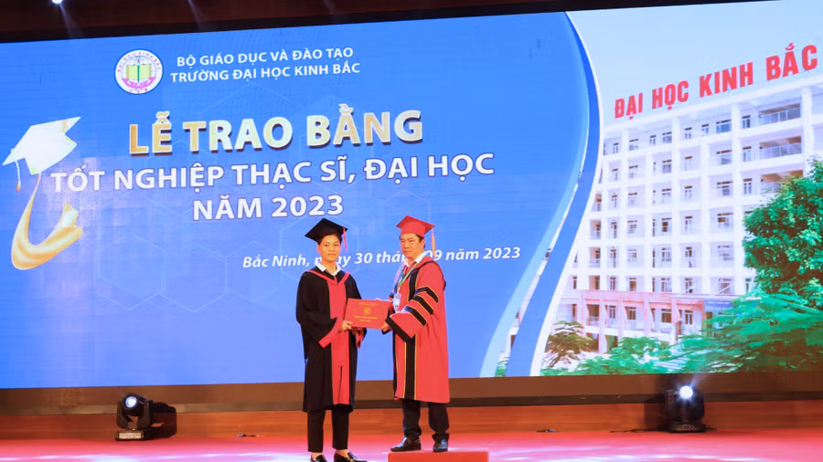 Trao bằng tốt nghiệp cho tân cử nhân.