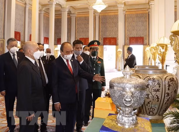 Chu tich nuoc Nguyen Xuan Phuc hoi kien Quoc vuong Campuchia Sihamoni hinh anh 2