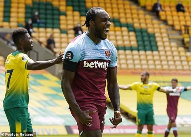 Michail Antonio ghi 4 bàn giúp West Ham nuôi hy vọng trụ hạng.