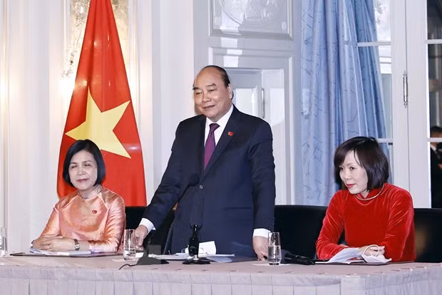 Chu tich nuoc Nguyen Xuan Phuc gap go cong dong nguoi Viet tai Thuy Si hinh anh 1