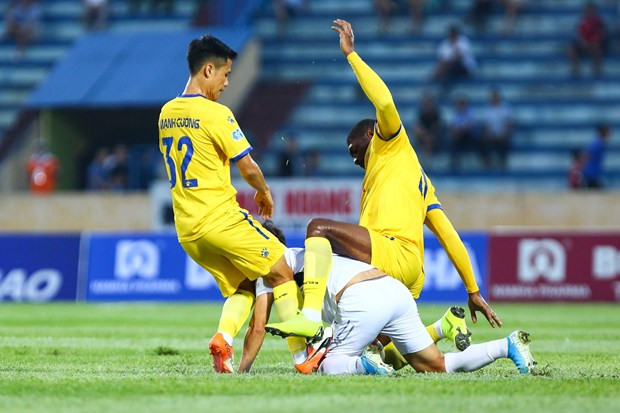 Trọng tài V-League 2020 đang liên tục mắc sai sót, từng bỏ qua nhiều tình huống lỗi nghiêm trọng. (Ảnh: Nguyên An/Vietnam+) Trọng tài V-League 2020 đang liên tục mắc sai sót, từng bỏ qua nhiều tình huống lỗi nghiêm trọng. (Ảnh: Nguyên An/Vietnam+)