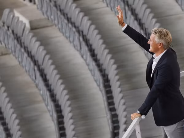 Bastian Schweinsteige có mặt trên sân Olimpia trong vai trò phát thanh viên. Ảnh: Nguồn FCB.de.