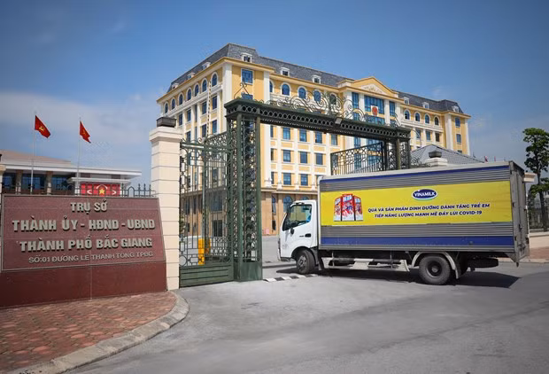 Vinamilk tang sua va 3.000 phan qua cho tre em dang cach ly hinh anh 4