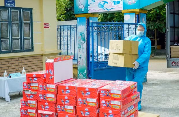 Vinamilk tang sua va 3.000 phan qua cho tre em dang cach ly hinh anh 5