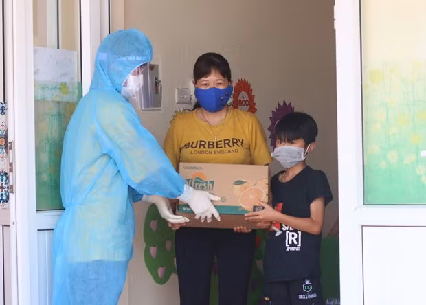 Vinamilk tang sua va 3.000 phan qua cho tre em dang cach ly hinh anh 9