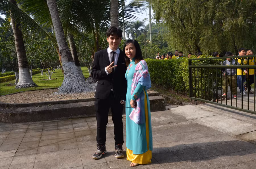 Chị Đỗ Hoà Hợp - mẹ của em Trần Khôi Nguyên - Huy chương Bạc Olympic Tin học Châu Á Thái Bình Dương: "Tôi cảm thấy vui, hạnh phúc, tự hào khi được cùng con và các bạn đến Lăng Bác báo công. Tôi xin cảm ơn Trường THPT chuyên ĐH Sư phạm nơi đã tạo điều cho cháu học tập trong những năm qua".