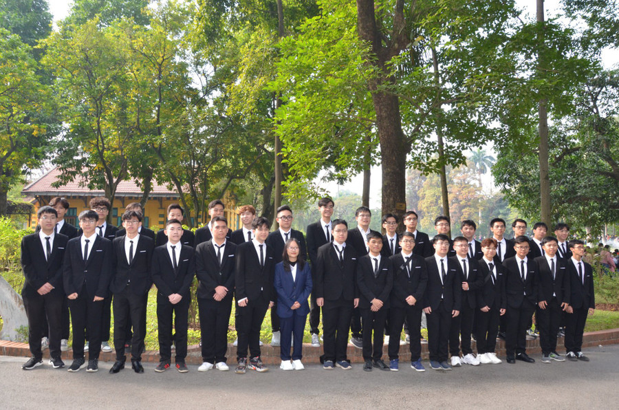 Đoàn học sinh đạt giải Olympic và Khoa học kỹ thuật quốc tế năm 2022.