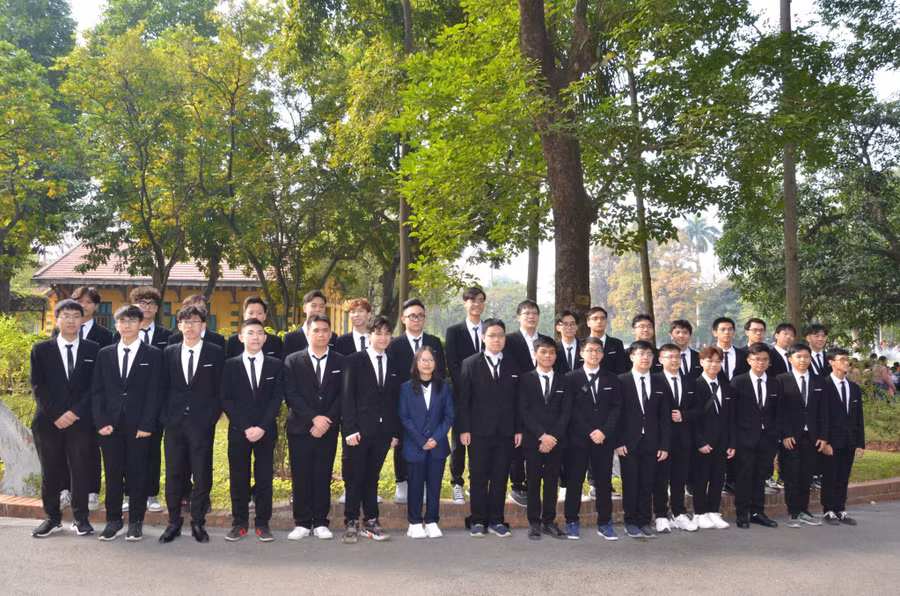 Đoàn học sinh đạt giải Olympic và Khoa học kỹ thuật quốc tế năm 2022.