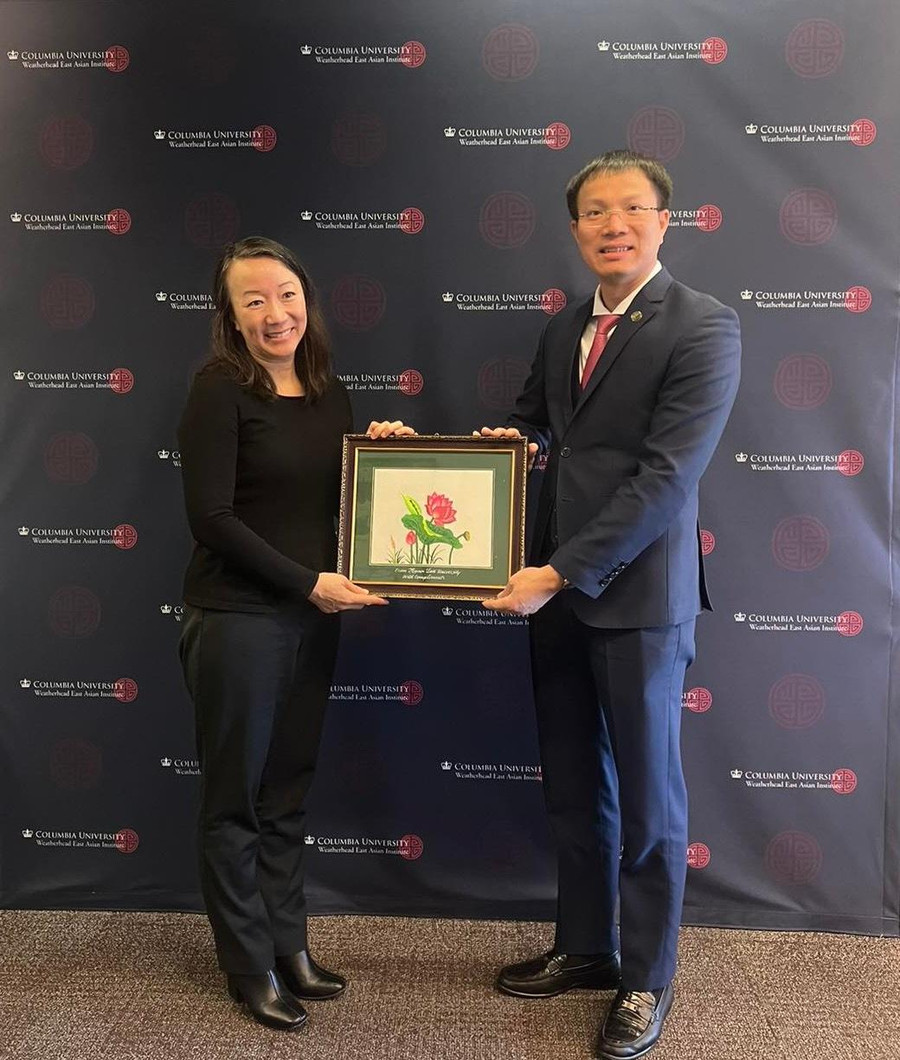 TS. Đoàn Trung Kiên - Hiệu trưởng Trường ĐH Luật Hà Nội tặng tranh cho đại diện ĐH Columbia. TS. Đoàn Trung Kiên - Hiệu trưởng Trường ĐH Luật Hà Nội tặng tranh cho đại diện ĐH Columbia.