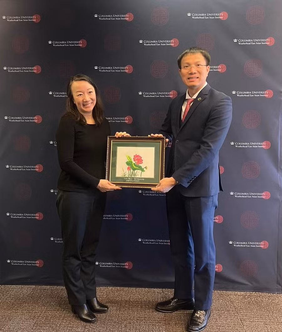 TS. Đoàn Trung Kiên - Hiệu trưởng Trường ĐH Luật Hà Nội tặng tranh cho đại diện ĐH Columbia.