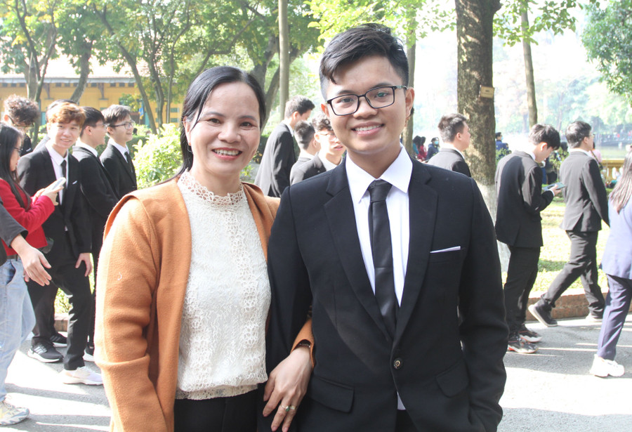 Em Nguyễn Việt Phong - cựu học sinh lớp 12, Trường THPT Lê Hồng Phong (TPHCM) cùng mẹ tham dự Lễ báo công dâng Bác.
