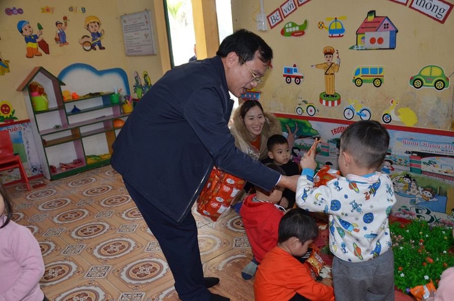 Ban Điều phối Trung ương chương trình mục tiêu quốc gia xây dựng nông thôn mới do ông Mai Văn Trinh – Vụ trưởng Vụ Cơ sở Vật chất Bộ GD&ĐT làm trưởng đoàn đã đến kiểm tra, đánh giá thực hiện Chương trình mục tiêu quốc gia xây dựng nông thôn mới năm 2022 đã đến thăm và động viên cô trò Trường Mầm non Thượng Ấm. Ảnh Ngô Chuyên.