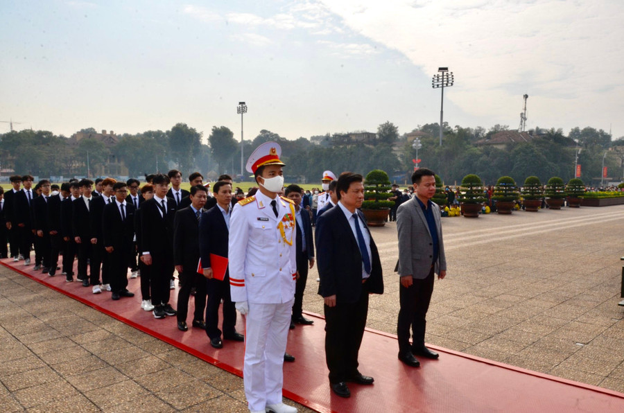 Năm nay, Bộ GD&ĐT cử 7 đoàn học sinh giỏi Việt Nam với 38 lượt học sinh tham gia, gồm: 1 đoàn Tin học tham dự Olympic khu vực Châu Á - Thái Bình Dương, 1 đoàn Vật lí tham dự Olympic khu vực Châu Á và 5 đoàn tham dự Olympic quốc tế là: Toán, Hóa học, Sinh học, Vật lí và Tin học.