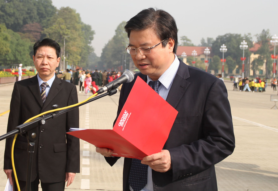 Sáng nay, tại Lăng Chủ tịch Hồ Chí Minh, Thứ trưởng Bộ GD&ĐT đã báo cáo với Bác thành tích của đoàn học sinh đạt giải Olympic và Khoa học kỹ thuật quốc tế năm 2022. Trong báo cáo, Thứ trưởng khẳng định thành tích cao của các đoàn học sinh Việt Nam tham dự các kỳ thi quốc tế năm 2022 là minh chứng sinh động về nỗ lực, cố gắng không mệt mỏi của học sinh, các thầy cô giáo và nhà trường.