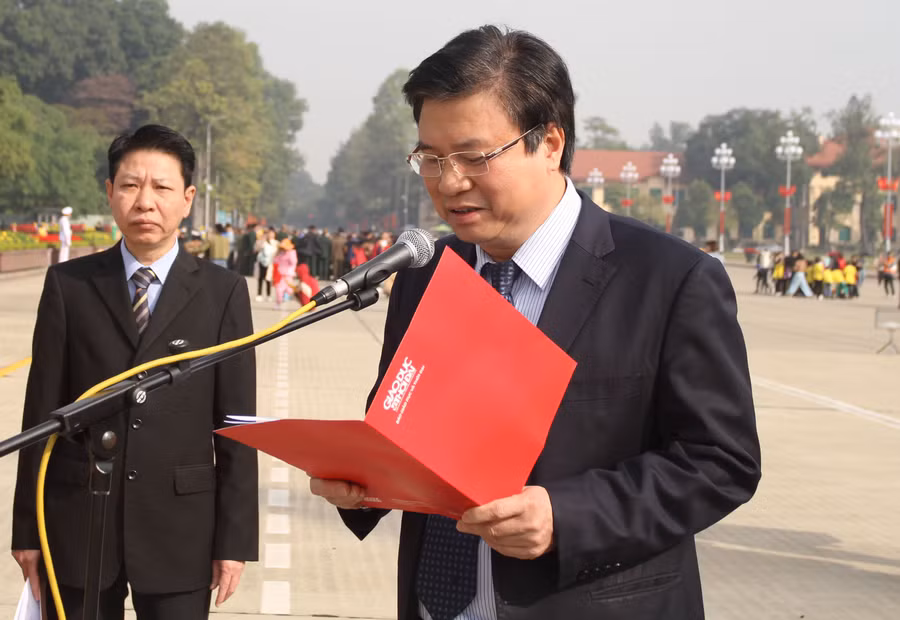 Sáng nay, tại Lăng Chủ tịch Hồ Chí Minh, Thứ trưởng Bộ GD&ĐT đã báo cáo với Bác thành tích của đoàn học sinh đạt giải Olympic và Khoa học kỹ thuật quốc tế năm 2022. Trong báo cáo, Thứ trưởng khẳng định thành tích cao của các đoàn học sinh Việt Nam tham dự các kỳ thi quốc tế năm 2022 là minh chứng sinh động về nỗ lực, cố gắng không mệt mỏi của học sinh, các thầy cô giáo và nhà trường.