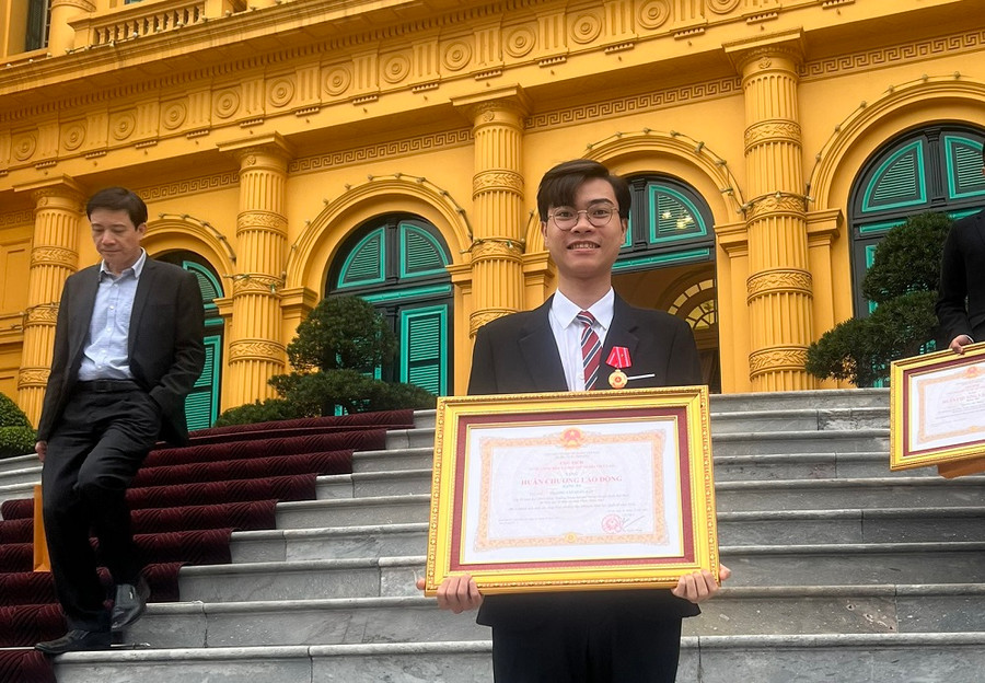 Trương Văn Quốc Đạt nhận Huân chương Lao động hạng Nhì. Ảnh NC. Trương Văn Quốc Đạt nhận Huân chương Lao động hạng Nhì. Ảnh NC.